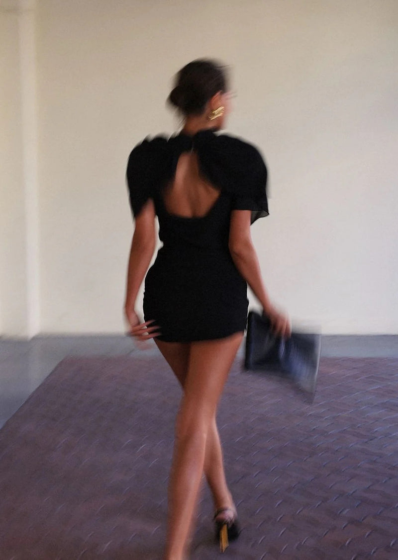 שמלת סקרלט שחורה